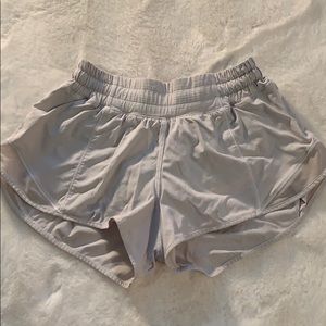 EUC lululemon hotty hot 2.5” shorts size 2